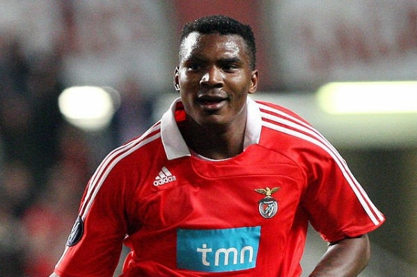 ARIZA MAKUKULA | BENFICA >> KAYSERİSPOR | 2009 | 2009/10 sezonu gol kralı olan, rakip savunmaların durdurulamaz olarak gördüğü Makukula, Kayserispor’un ligi 8. bitirmesinde önemli pay sahibi olmuştu.