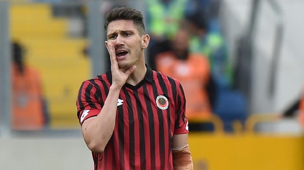 Trabzonspor yönetimi Gençlerbirliği forması ile başarılı bir performans sergileyen 22 yaşındaki savunma oyuncusu Mert Çetin'i gündemine aldı. (Güneş)