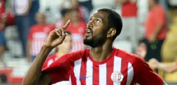 Trabzonspor'un ekonomik kriz yaşayan Antalyaspor'dan Maicon'u almak için harekete geçtiği iddia edildi. (Fotospor)