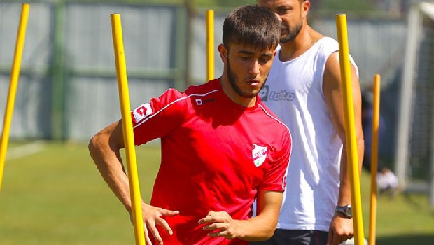 Galatasaray Boluspor forması giyen Erkan Süer için resmi teklif yaptı. 1 yıl içinde 31 maçta 24 gol atan genç 10 numara için Fenerbahçe de devreye girdi. (Fanatik)