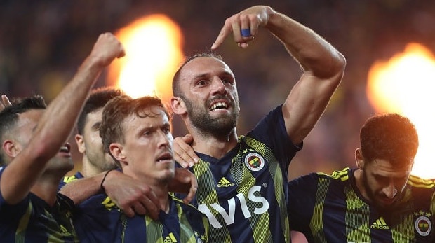 Yaşanan mali sıkıntılar nedeniyle yıldız oyuncuyu elden çıkarmak isteyen Fenerbahçe, Almanya’dan ve İngiltere’den talipleri olan Kruse için gelen teklifl eri değerlendirmeye aldı. Frankfurt ve Werder Bremen’in teklifte bulunduğu oyuncuya Premier Lig ekibi Leicester City de talip oldu. (Akşam)
