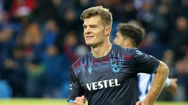 Trabzon, talipleri olan Norveçli golcü için elini çabuk tutmaya karar verdi. Karadeniz ekibi, Sörloth’un tapusunu mayıs ayında alacak. (Akşam)