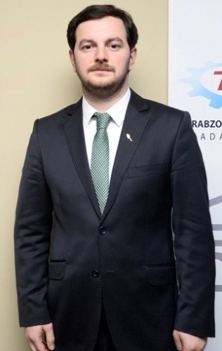 Onur Sağır Kimdir?
Bir Medical şirketinin sahibinin yöneticisi olan Onur Sağır, Trabzonlu’dur.