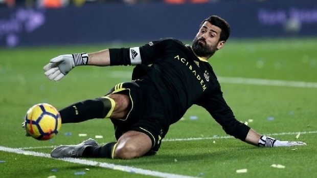Fenerbahçe’de mukavelesi sona eren kaleci Volkan Demirel ile 1 yıl daha anlaştı. (Fanatik)