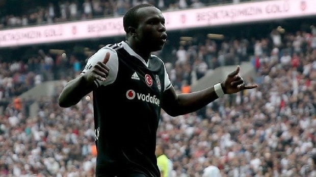 Vagner Love ve Negredo’yu satarak kazanacağı parayı yeni golcü için kaynak olarak kullanmak isteyen Beşiktaş, Teknik Direktör Şenol Güneş’in de istediği Kamerunlu forvet ile temasa geçti. Siyah-beyazlı idareciler, Aboubakar’ı tekrar kiralamak için tüm imkanlarını seferber edecek.