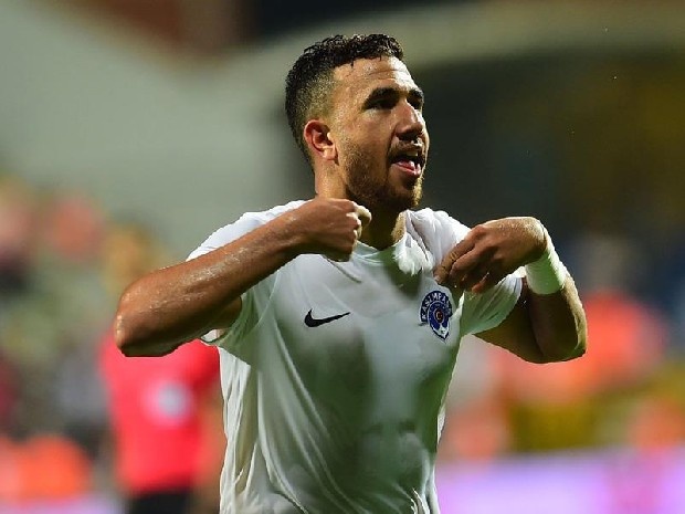 Galatasaray, uzun süredir transfer etmek istediği Kasımpaşa'nın Mısırlı yıldızı Trezeguet'de mutlu sona yakın. Sarı-kırmızılı ekip, Kasımpaşalı oyuncuyla büyük ölçüde anlaşma sağladı. (Fotomaç)