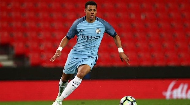 Manchester City'nin U-23 takımında forma giyen Nijerya asıllı Lukas Nmecha, Fenerbahçe'nin golcü adayları arasında. Alman ve İngiliz pasaportları da bulunan 19 yaşındaki forvet için kiralama teklifi yapılmıştı.