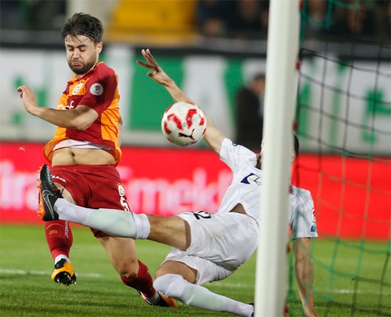 Ahmet Çalık'ın göbekli fotoğrafını paylaşan Galatasaray Kulübü'nün daha sonra bu paylaşımı silmesi dikkat çekti. İşte yapılan bazı yorumlar...