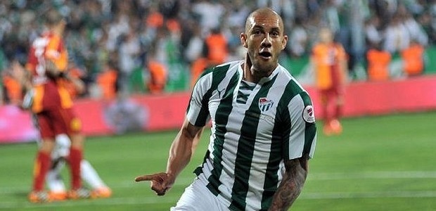 FERNANDAO | ATLETICO-PR >> BURSASPOR | 2014 | Devre arasında geldiği Bursaspor’a 23 maçta 12 gollük katkısıyla yeşil beyazlıların ligi üst sıralarda bitirmesine katkı sağlamıştı. Gösterdiği performansla İstanbul kulüplerinin radarına giren Brezilyalı, bir sonraki sezon Fenerbahçe ile anlaşmıştı.