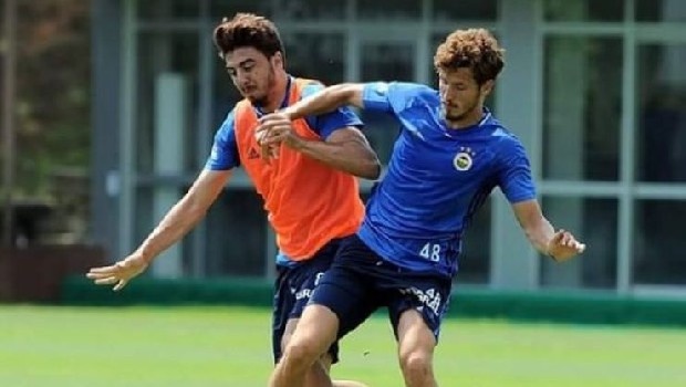 Finansal Fair Play kuralları gereği Fenerbahçe’nin Slimani ile yeni gelecek stoperi bir sonraki turda UEFA’ya bildirmesi için oyuncu satması şart. Sarı-Lacivertliler bu nedenle Ozan Tufan ve Salih Uçan’ı gözden çıkarttı. (Fanatik)