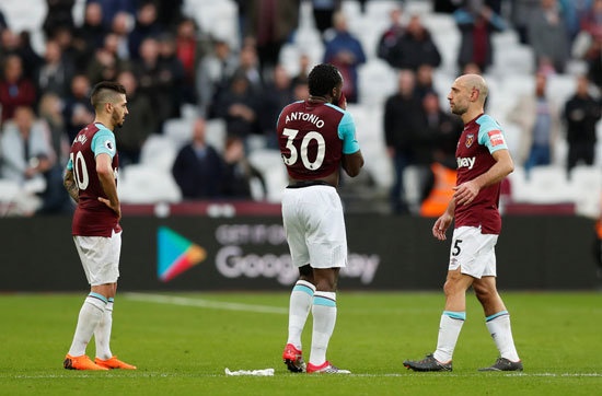 Ashley Barnes (66) ve Chris Wood’un (70 ve 81) golleriyle mağlup olan West Ham’da sahaya giren bir taraftara takım kaptanı Mark Noble’un ve James Collins’in müdahale etmesi ise gündeme damga vurdu.