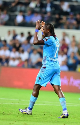 TEK ŞARTI VAR
Galatasaray'da forma giymek isteyen ve ücretinde fedakarlık yapmaya hazır olduğu belirtilen 33 yaşındaki Hugo Rodallega'nın sarı-kırmızılı yöneticilerden, 1 yılı opsiyonlu 2 yıllık sözleşme talep ettiği bildirildi.