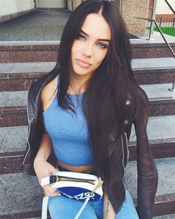 Bir dönem Türkiye’ye gelen Dasha Kina, kendisi gibi model olan Litvanyalı Raimonda Gecaite ile bir reklam çalışmasının içinde yer almış, Trabzonspor formasıyla poz vermişti.