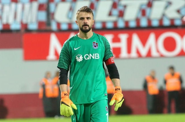 5-0'lık tarihi Yeni Malatya yenilgisi sonrasında bordo-mavili yönetim tarafından kadro dışı bırakılan Onur Kıvrak, Trabzonspor'a hiçbir zaman ihanet etmediğini ve süreci bekleyeceğini söyledi.