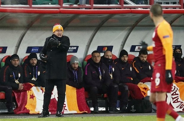 Lokomotiv deplasmanında 2-0 kaybederek Şampiyonlar Ligi'nde tur umutlarını kaybeden Galatasaray'da sinirler gergin...