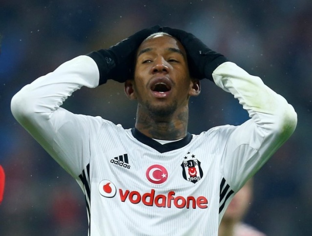 Leite "Açıklığa kavuşturmak gerekirse, ben ona sözleşme imzalarsan senin için daha iyi olur dedim. Beşiktaş taraftarları üzülünce Talisca'da baskı yarattı." diye konuştu.