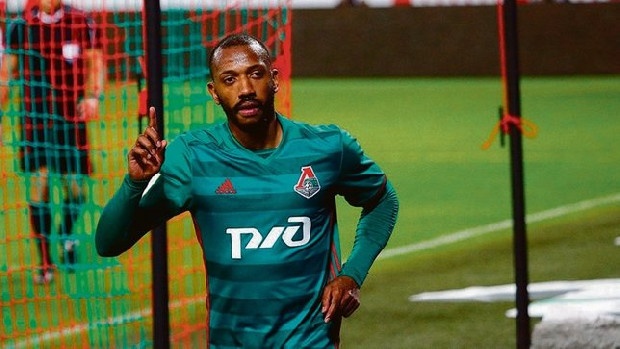 Spor Toto Süper Lig'in ilk yarısını 29 puan ile 5.sırada tamamlayan Galatasaray'da Younes Belhanda'nın 9 milyon Euro karşılığında Al Ittihad ile anlaşması sonrasında sarı-kırmızılı yönetim Faslı oyuncunun alternatifini hemen buldu. Galatasaray'da Younes Belhanda'nın yerine ilk düşünülen isim Teji Savanier. Plaseler ise Manuel Fernandes ile Aykut Kocaman'ın eski gözdesi Rodriguinho.. (Fotomaç)