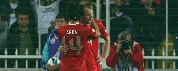 Altyapıdan oyuncu çıkmayınca...
Türk futboluna Emre Belözoğlu, Fatih Akyel, Arda Turan, Semih Kaya, Emre Çolak gibi isimleri kazandıran Galatasaray altyapısından son yıllarda hiç oyuncu çıkmaması Sarı-Kırmızılıları radikal değişikliklere zorluyor.