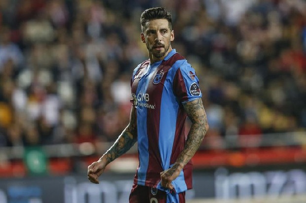 Trabzonspor'un Arjantinli yıldızı Jose Sosa hakkında gündeme bomba gibi düşen bir transfer iddiası ortaya atıldı. Bordo Mavili yönetimin 33 yaşındaki orta saha oyuncusunu göndermeye hazırlandığı öne sürüldü. Ülkede yayın yapan Infocielo adlı medya kuruluşunun resmi internet sitesinden okuyucularıyla paylaştığı habere göre Bordo Mavili yönetim, yıldız futbolcusunu iyi bir teklif gelmesi hâlinde satmayı planlıyor. Haberde 33 yaşındaki Tangocunun altyapısından yetiştiği Estudiantes'e bu yaz geri dönebileceği belirtilirken bu duruma neden olaraksa Karadeniz ekibinin içinden geçtiği maddi sıkıntılar gösterildi.