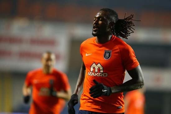 ADEBAYOR
Gabon'da Afrika Kupası'nda oynarken üç maç sonra elendik. Togo'ya döndüm ve menajerim, beni Beşiktaş için aradı. Kontratı gönderdi, teklifi inceledik. Biz de kendi şartlarımızı sunduk ve kabul ettiler. Her şey yolundaydı, Beşiktaş için oynayacaktım." Tam uçağa binip gelecektim ki Beşiktaş teklifini son anda geri çekti.  Uçağa binmişken 'İstanbul'a gidelim' dedim. Sonra Başakşehir bana ulaştı. 'Hangi kulüp acaba?' diye düşündüm. Sonra asbaşkan Mesut Altan bey ile havaalanında buluştuk. Önce hastaneye gidip sağlık kontrolünden geçtim, sonra sözleşmeyi inceleyip kulübü gezdim.