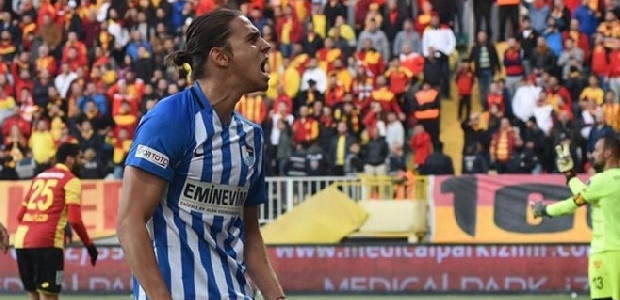 Galatasaray’ın resmi teklif yaptığı genç orta saha oyuncusu için Beşiktaş ve Trabzonspor da devreye girdi... Erzurum’un Taylan için 2 milyon Euro istediği ifade edildi. (Takvim)