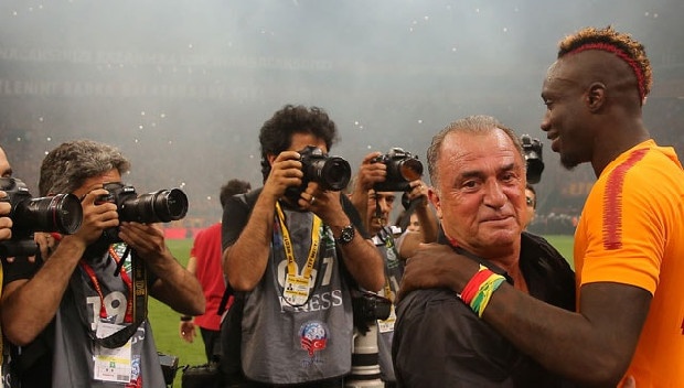 Transfer dönemine eksi 5 milyon euro ile giren Galatasaray, 8 numara ve forvet takviyeleri için mevcut kadrodan 10 milyon euroluk futbolcu satışı yapma konusunda hemfikir oldu. Bu rakamı getirmeye en yakın oyuncu ise Senegalli forvet Mbaye Diagne. (Sabah)