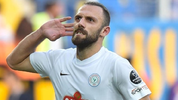 Fenerbahçe, Galatasaray’la kıyasıya yarıştığı Vedat Muriç transferi için Kosovalı forvete yıllık 2 milyon Euro maaş önerdi.