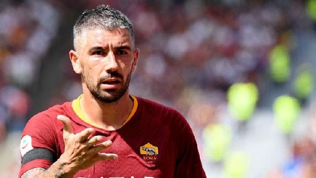 Transfer çalışmalarını hızlandıran Fenerbahçe’de sıcak gelişmeler yaşanıyor. Roma forması giyen Sırp futbolcu Aleksandar Kolarov’un, Fenerbahçe ile görüşmek üzere İstanbul’a geldiği iddia edildi. Yönetimin, Sırp futbolcu ile dün sabah saatlerinde masaya oturduğu belirtildi. Kolarov’un Fenerbahçe ile 2+1 yıllık sözleşme imzalayacağı ve 33 yaşındaki futbolcunun yıllık 2.8 milyon Euro alacağı da gelen haberlerin arasında! (Fanatik)