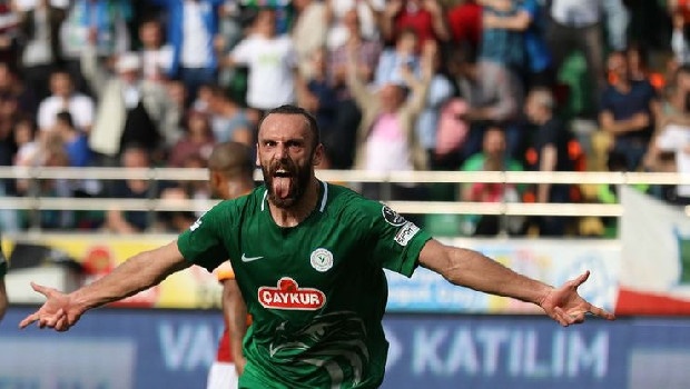 Galatasaray, Vedat Muriç transferiyle ilgili görüşmelerden olumlu sonuç aldı. Yönetimin uzun pazarlıklar sonrasında Çaykur Rizespor ile anlaştığı öğrenildi. Galatasaray, bu transfer için Çaykur Rizespor'a 3.5 milyon Euro ödeyecek. Vedat Muriç ise bonuslarla beraber yılda 2 milyon 200 bin Euro kazanacak. (TRT Spor)