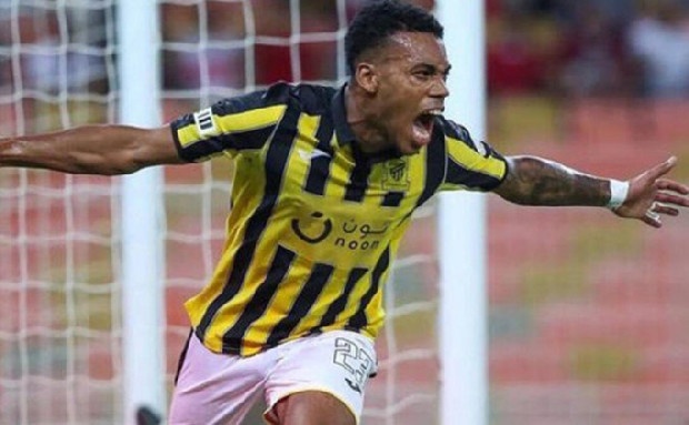 Transferde atağa kalkan ve son olarak Altay Bayındır ile Vedat Muriqi'yi kadrosuna katan Fenerbahçe, Galatasaray'ın eski oyuncusu Garry Rodrigues'i de İstanbul'a getiriyor. Al Ittıhad ile yaptığı anlaşmanın ardından 28 yaşındaki oyuncu ile de yıllık 2,5 milyon euro üzerinden anlaşma sağlayan sarı-lacivertliler, Sözcü'den Sercan Hamzaoğlu'nun verdiği bilgiye göre oyuncuyu bu akşam [7 Temmuz] İstanbul'a getirip sağlık kontrollerinden geçirecek ve ardından imzalar atılacak.
