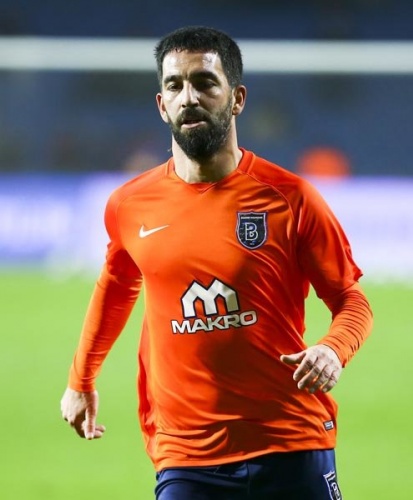 Çin teklifini reddetmişti ama...
Böyle bir durumda eli kolu bağlı kalacak Arda, örneğin; ocak ayında Barça'ya 30 milyon euroluk transfer teklifi yapan Çin ekibi reddettmişti. Fakat yapılan anlaşmayla önümüzdeki transfer dönemin Başakşehir herhangi bir opsiyon kullanmazsa, Arda, Barcelona'nın teklifini kabul ettiği herhangi bir takıma gitmek zorunda.