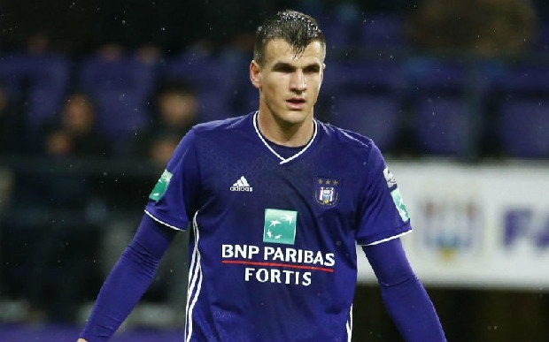 Trabzonspor, Anderlecht takımında forma giyen 30 yaşındaki Hırvat forvet Ivan Santini ile görüştü. Oyuncudan olumsuz yanıt alan Bordo-mavililer, başka isimlere yöneldi. Forvet transferi için sürpriz bir isim daha gündeme geldi. Bordo-mavililer, RSC Anderlecht takımında forma giyen 30 yaşındaki Hırvat forvet İvan Santini ile bir görüşme gerçekleştirdi. Ancak oyuncu takımından ayrılmak istemediğini belirtince transfer olumsuz sonuçlandı. Bordo-mavililerin Berg ve Bony dışında birçok alternatif isimle daha temas halinde olduğu da öğrenildi.