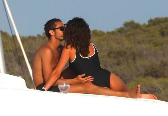 40 yaşındaki Rossi, tatil için Formentera'yı seçti. Şampiyon sporcu, sevgilisi ve arkadaşları sıcak güneşin ve serin suların keyfini çıkardı.