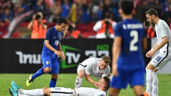 Dili yüzünden nefessiz kaldı 
Karşılaşma bu olay nedeniyle bir süre duraklamasının ardından kaldığı yerden devam etti. Fenerbahçeli futbolcunun dilinin nefes yolunu bir süreliğine tıkaması nedeniyle, bir süre nefessiz kaldığı belirtildi.