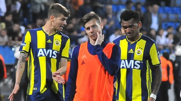 Fenerbahçe Teknik Direktörü Ersun Yanal, Sarı-Lacivertli yönetim ile bir toplantı yaptı. Yanal, performansından memnun olmadığı Zajc ve Jailson’un satılması gerektiğini yönetime iletti. Yönetim iki oyuncu için gelen bütün teklifleri masaya yatırdı.