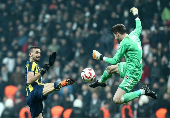 Siyah Beyazlı yönetimin yeni sözleşme için görüştüğü tecrübeli kaleciye İngiltere'den teklif geldiği öğrenildi.