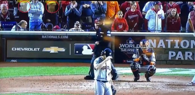 Houston Astros ve Washington Nationals arasında oynanan mücadelede 5. oyun sırasında 2 taraftar rakibin dikkatini dağıtmak için ilginç bir yol seçti.