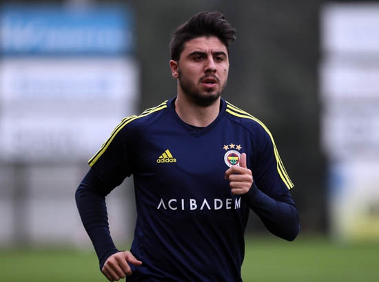 OZAN TUFAN
Büyük umutlarla Bursaspor'dan transfer edilen ancak beklenen patlamayı yapamayan Ozan Tufan listenin ilk sırasında yer alıyor. Teklifleri değerlendirmeye alan sarı lacivertli yönetim, transfer döneminde takasta da kullanabilmenin planlarını yapıyor.