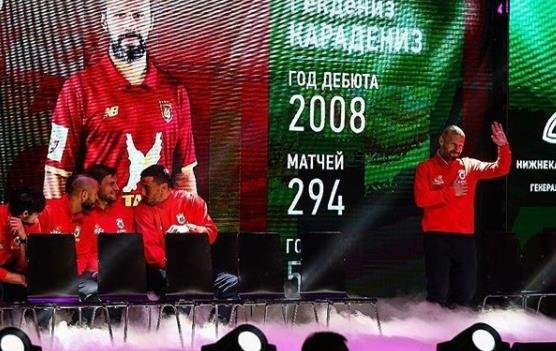 Sosyal medya hesabından Rubin Kazan formasıyla veda eder şekilde el sallayan bir fotoğrafını paylaşan 38 yaşındaki futbolcu “Artık yavaş yavaş sona yaklaşıyorum” mesajını paylaştı.