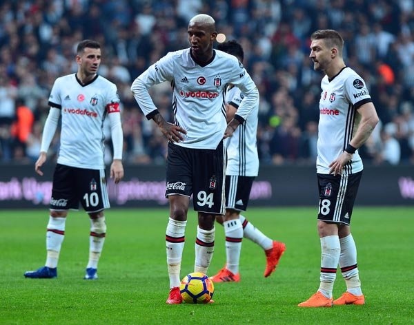 Şenol Hoca farkı - Gökhan Dinç (Vatan)
BEŞİKTAŞ’TA cezalı ve formsuz oyuncuların çokluğu teknik direktör Şenol Güneş’i sistem değişikliğine itti. Şenol hoca maça 4-1-3-2 sistemi ile başladı. Çok uzun zamandır iki forvet ile izlemediğimiz Beşiktaş’ta oyuncular da ilk 20 dakika sahadaki oyuna adapte olmakta zorlandı. Uzunca süre Oğuzhan kimin nerede oynaması gerektiğini anlattı. Hoca Lens’i oynatmamak için Atiba’yı tek ön libero, Oğuzhan’ı sağ iç Tolgay’ı sol iç Talisca’yı da forvet arkası oynattı. Hatta top Beşiktaş’a geçtiğinde Talisca iki forvetin arasına girip hücum gücünü sözüm ona arttırmaya çalıştığı zamanlarda Beşiktaş’ın ne oynadığını anlamak çok güçtü.
 
MAÇIN 20. dakikasından sonra Şenol hoca sahaya müdahale etti ve oyunun rengini değiştirdi. Saha içindeki sistemi oyuncu değişikliği yapmadan sistem değişikliği yapabilecek bir kadroya sahip olmak işte böyle bir avantaj sağlıyor size. Şenol hoca da bu avantajı çok iyi kullandı. Hatta geldiği günden bu yana en formda Şenol hocayı izledik diyebilirim. Ayrıca saha içinde Talisca gibi inisiyatif alan bir oyuncunuz varsa, sonuç almak daha da kolaylaşıyor.
 
LOVE ÖNCE GİRMELİYDİ 
İKİNCİ yarıda, ilk yarının son 25 dakikasındaki iştahı göremedik Beşiktaş’ta. Şenol hoca da bunu gördü ancak Negredo-Lens değişikliği yaptı. Yani içerde oynarken Beşiktaş’ın  akibi Alanya iken neden skoru tutma tercihi yapılır bunu anlamak zor. Madem Alvaro Negredo çıkacak bence yerine girmesi gereken Love olmalıydı. Böyle yapınca hem taraftarı tribünde sıkıntıya sokuyorsun hem de rakibine can veriyorsun, iştahını arttırıyorsun. 
 
ALANYA girdiği ciddi pozisyonlardan birisinde daha akılcı davransaydı skor başka olabilirdi. Yani ilk devredeki Şenol hocanın başarılı performansını ikinci yarıda göremedik. Ancak buna rağmen Beşiktaş kazanmayı bildi. Aslında ligin boyu bu kadar kısa iken zaten önemli olan da kazanmak. 
 
ATIBA, Tolgay ve Oğuzhan gördüğü kartlar nedeniyle cezalı duruma düştü. Bakalım Şenol hoca Göztepe maçında nasıl bir sürpriz yapacak bizlere.