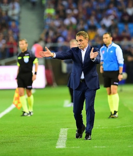 Bu haberle sarsılan Bordo Mavililer'e bir darbe de TFF Tahkim Kurulu'ndan geldi. Tahkim Kurulu, Trabzonspor'dan 230 bin Euro gecikmiş alacağı bulunan eski teknik direktör Ersun Yanal'ın sözlşemesinin haksız feshedildiğine dair yaptığı itirazla ilgili Uyuşmazlık Çözüm Kurulu'nun verdiği kararı onadı.