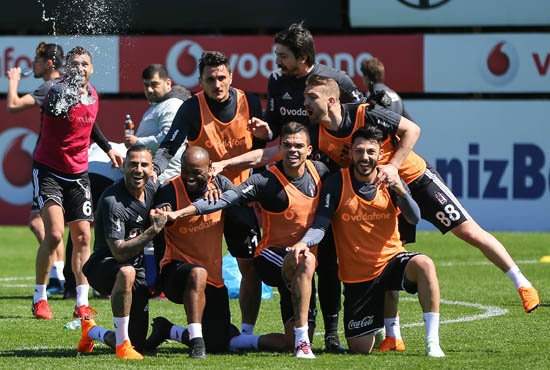 Talisca'nın bonservisini 21 milyon Euro karşılığında alma hakkı bulunan Kartal, oyuncunun Beşiktaş'ta kalmama ihtimaline göre, alternatif isimler üzerine de çalışmalarını sürdürüyor.
