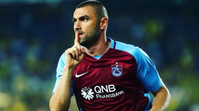 İşte Serdar Ali Çelikler'in köşe yazısı:
Çin’den geldiğinden bu yana para alamamasına rağmen Burak Yılmaz, 6 yabancıya “ihtiyaçları görülsün” diye 240 bin Euro para vermiş. Bir genç oyuncuya da 100 bin lira ödemiş. Yetmemiş; Sosa’ya “İhtiyacın var mı?” diye de sormuş, kulübü şikayet eden Castillo’ya “Paranın bir kısmını karşılayayım, geri al” demiş.