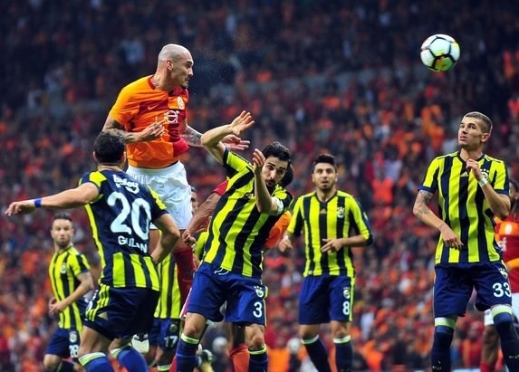 Bu sezon baz alındığında, takımında bitiriciliği genel istatistiklere bakıldığında eş değer ancak kanatlardan saldırma taktiğinde Galatasaray'ın öne çıktığı görülüyor. Yine ara toplardan pozisyon yaratma bakımından Galatasaray rakibine göre daha ön planda. Sarı lacivertlilerin öne çıkan oyun yapısı ise rakipten top çalma özelliği.