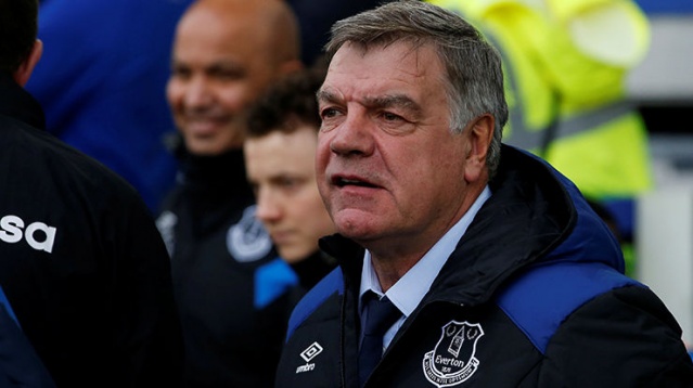 Cenk Tosun'un forma giydiği Everton'da 3-1 kazanılan sonra Brighton maçında penaltı kaçıran Wayne Rooney'le ilgili teknik adam Sam Allardyce flaş bir karar aldı.