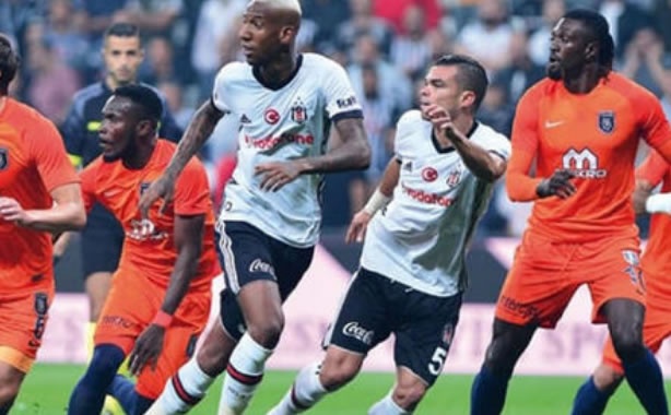 İşte Ahmet Çakar'ın değerlendirmesi:
Başakşehir takımı çok eksikti ve üstelik maç içinde önemli oyuncularını da kaybettiler. Beşiktaş'ın bu hale gelmesinin nedeni, ne Fikret Orman'dır ne de Şenol Güneş'tir! Beşiktaş'ı bu hale Sinan Engin ve Ertem Şener getirmiştir. Beşiktaş'ı burada şişirmişlerdir, siz burada Quaresma'nın yaptığı her türlü rezilliği örtbas ettiniz. Burayı her Beşiktaş galibiyetinden sonra burada Beşiktaş marşları çaldınız heryeri tiner kokusu sardı.
