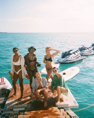Kendall Jenner da Bella Hadid gibi Instagram hesabından başka bir fotoğraf paylaştı ve  fotoğrafın altına 'benim insanlarım' yazdı. Bu fotoğrafların nerede çekildiği tam net olmasa da 2017 Mayıs ayında çekildiği düşünülüyor.