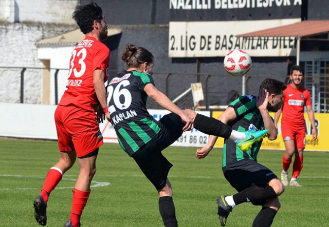 TFF 2. Lig'de 27. haftada Sakaryaspor, sahasında İzmir ekibi Altay'ı konuk etti.