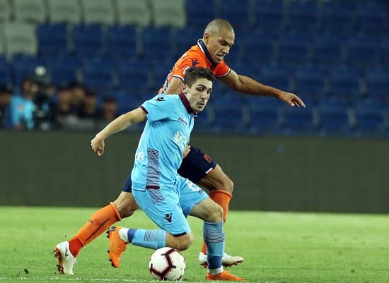 Portekiz ekibi Benfica, Trabzonspor'un genç yıldızı Abdülkadir Ömür'ün peşini bırakmıyor.