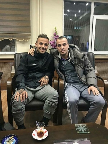 Şu detaylara da değindim:

- Beşiktaş, Trabzonspor'a 175'er bin dolarlık 5 adet çek verdi. Bu çekler Trabzonspor tarafından bir faktoring şirketine kırdırıldı.

Bu operasyonu hangi menajerler yaptı? Metin Korkmaz ve ekibi.

Belgeleri de bu köşede yayımladık.

Sonra ne oldu? Trabzonspor Başkanı Muharrem Usta sessiz kaldı. Beşiktaş Başkanı Fikret Orman ise şunları söyledi:

- "Yapmış olduğumuz transfer çalışmalarını açıklamadan evvel kendimizin yapmış olduğu stratejiler oluyor. Bazı zaman hiç kimsenin haberi olmadan 6 ay evvel imzalar da attık. Vida'da olduğu gibi. Daha sonra aynı bunun gibi şeyler de olacaktır."

Görüldüğü üzere Fikret Orman da inkar edemedi. Nasıl etsin ki! Ortada kapı gibi sözleşme var. Zaten bu sözleşmede imzası bulunan kişi kim? Fikret Orman.